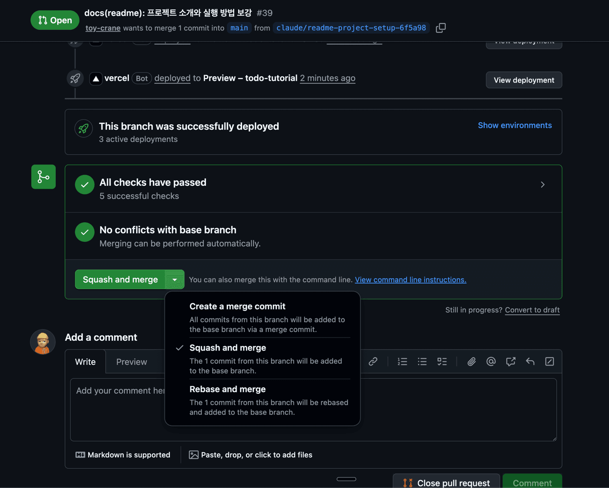 GitHub PR에서 검사와 충돌 상태를 확인하고 세 가지 병합 방식 중 Squash and merge를 선택하는 화면